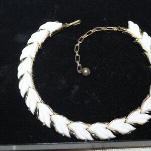 VINTAGE 60'S CHOCKER NECKLACE( WHITE  ACRYLIC) LEAF GOLD TRIM.! WHOW!
